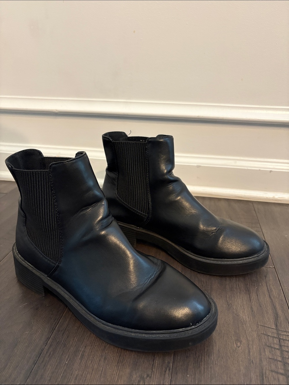ASOS Design pull on black Chelsea boot